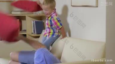 小男孩和年轻的爸爸在家里的沙发上玩枕头<strong>大战</strong>，爸爸和孩子玩得很开心